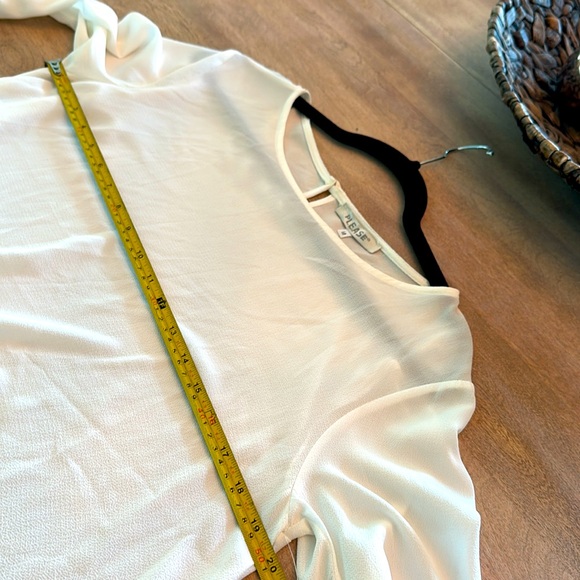 Crepe top BNWOT Size medium - Picture 7 of 9